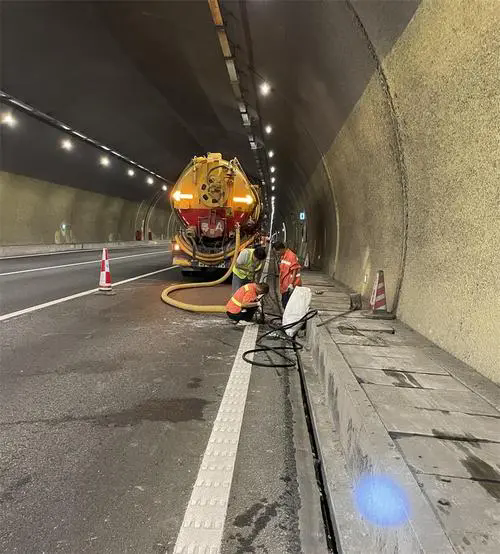 象州隧道排水渠清淤